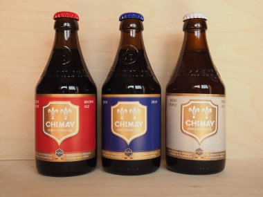 CHIMAY, BELGIUM - CRCA Nisan 2020: Chimay mavi kırmızı ve beyaz bira şişeleri