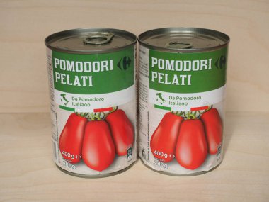 MILAN, İTALYA - CRCA Nisan 2020: Carrefour Konserve Domatesler