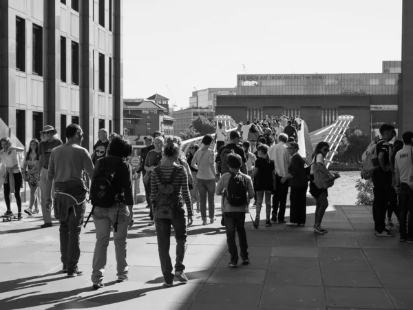 London Circa September 2019 Люди Перетинають Міст Мілленіум Через Річку — стокове фото