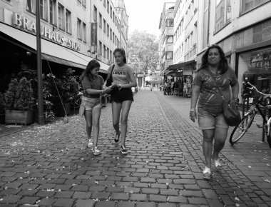 KOELN, GERMANY - CIRCA AĞUSTOS 2019: Şehir merkezindeki insanlar siyah beyaz