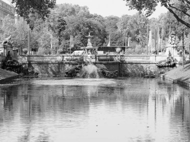 DUESSELDORF, GERMANY - CIRCA AUGust 2019: Stadtgraben 'deki Tritonbrunnen çeşmesi (şehir hendeği anlamına gelir) Koenigsallee anayolu siyah beyaz