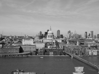 LONDON, İngiltere - CIRCA SEPTEMBER 2019: Siyah beyaz gökyüzü Londra şehri manzarası