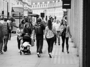 LONDON, UK - CIRCA EPTEMBER 2019: Regent Caddesi 'ndeki insanlar siyah beyaz