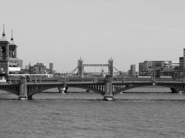 LONDON, İngiltere - CIRCA SEPTEMBER 2019: Southwark Köprüsü, Londra Köprüsü ve Tower Bridge ile Thames Nehri 'nin panoramik görüntüsü