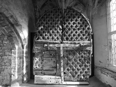 CHEPSTOW, İngiltere - CIRCA SEPTEMBER 2019: Chepstow Kalesi kalıntıları (Galce Castell Cas-gwent in Welsh) siyah beyaz