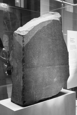 LONDON, İngiltere - CIRCA SEPTEMBER 2019: British Museum 'da Rosetta Stone stele Antik Mısır hiyeroglif, demotik yazılar ve siyah beyaz Antik Yunanca