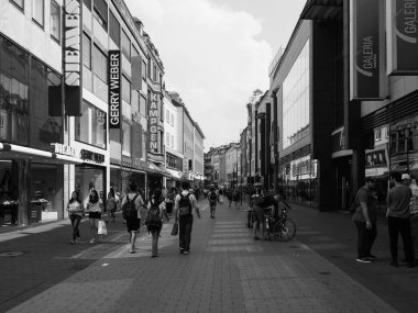 Aachen, Almanya - Ağustos 2019: Şehir merkezindeki insanlar siyah beyaz