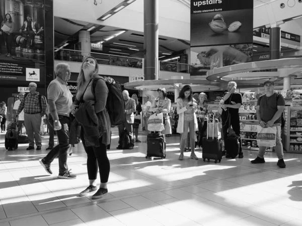 Gatwick Circa 2019年9月 黒と白のロンドン ガトウィック空港の人々 — ストック写真
