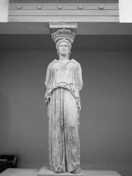 Circa 2019年9月 公元前415年左右 来自雅典雅典卫城Erechtheum的石灰石棺 位于大英博物馆 白纸黑字 — 图库照片