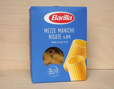 PARMA, İtalya - CRCA Nisan 2020: Barilla makarna paketi