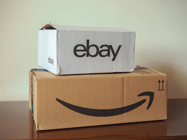 Circa April 2020 Ebay和Amazon包 — 图库照片