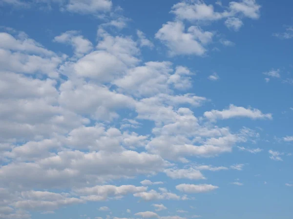 Ciel Bleu Avec Des Nuages Utiles Comme Arrière Plan — Photo