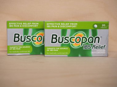 LONDON, İngiltere - SİRKA MAYIS 2020: Sanofi Buscopan IBS Hyoscine Butylbromide