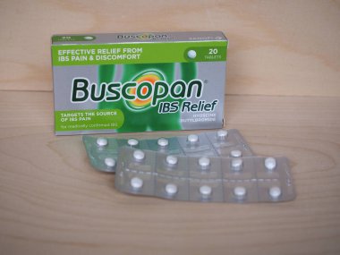 LONDON, İngiltere - SİRKA MAYIS 2020: Sanofi Buscopan IBS Hyoscine Butylbromide