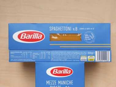 PARMA, İtalya - CRCA Nisan 2020: Barilla makarna paketi