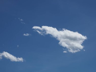 Kümülüs bulutlu mavi gökyüzü