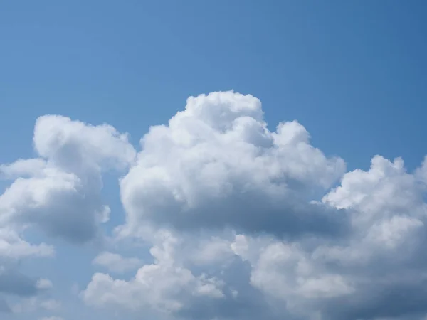 Ciel Bleu Avec Nuages Utiles Comme Arrière Plan Avec Espace — Photo