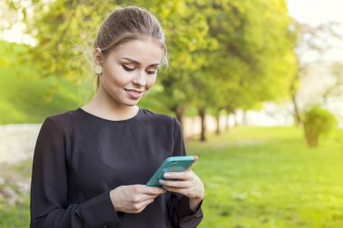 Cep telefonu üzerinde konuşurken genç güzel iş kadını
