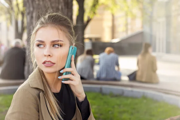 Attraktiva affärskvinna talar i telefon. Fritt utrymme för din text — Stockfoto