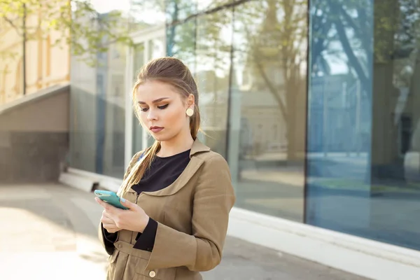 Vrouw met mobiele telefoon. Communicationw werkruimte Concept. aantrekkelijk zakelijk gesprek van zakenvrouw — Stockfoto