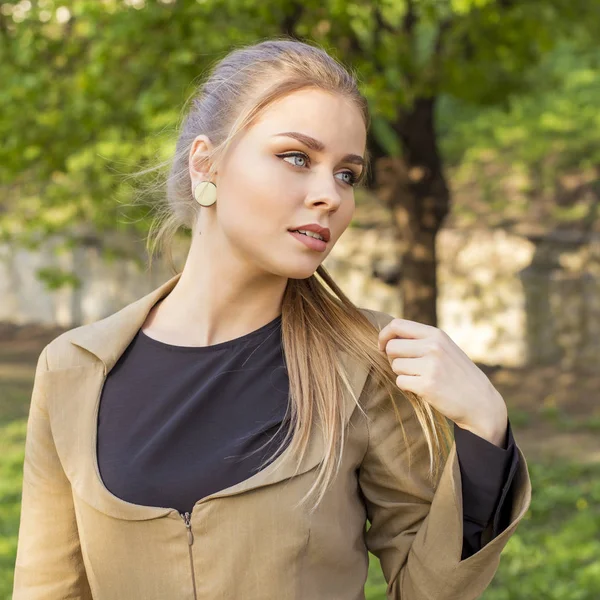 Portrait d'une belle blonde au feuillage vert — Photo