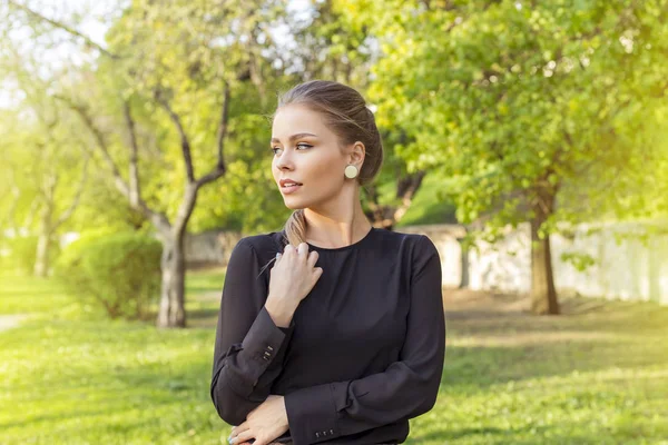 Blondýna v černé halence — Stock fotografie