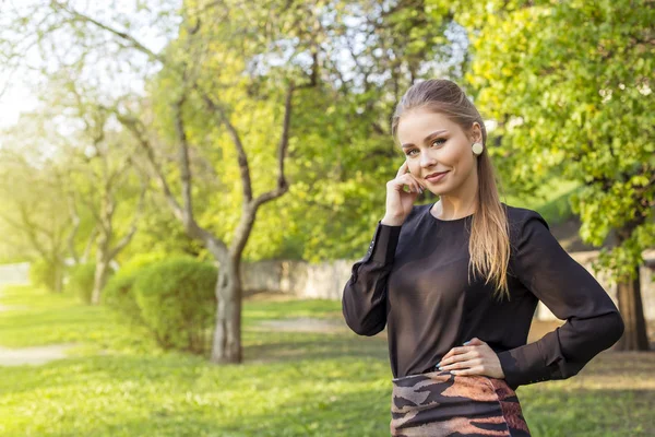 Beautiful blonde businesswoman expects business meeting on street — Stock Photo, Image