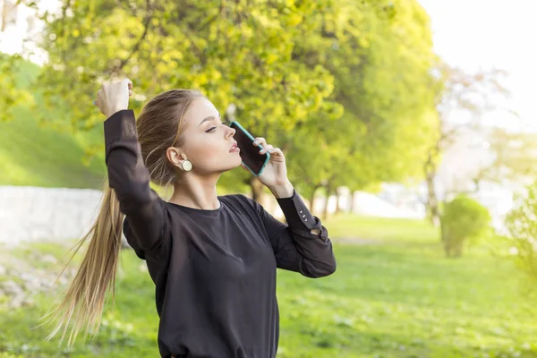 Portret pięknej, młodej kobiety, rozmowa przez telefon na ulicy — Zdjęcie stockowe