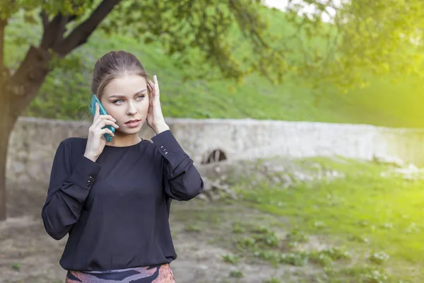 若いです美しいです笑顔女性話して上の携帯電話 — ストック写真