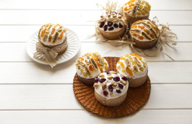 Geleneksel Paskalya kek, Kulich, beyaz tahta masada. Seçici odak.