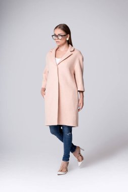 Modeli ceket gösterir. Modern resim. Dış Giyim reklam