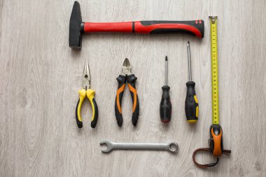 Ahşap bir arkaplanda araçları kapat