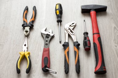 tornavida ve birçok diğer araçlar ahşap masa üzerinde çeşitli formları