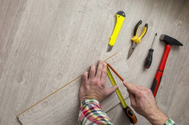 Laminat zemin işi işçi marangoz