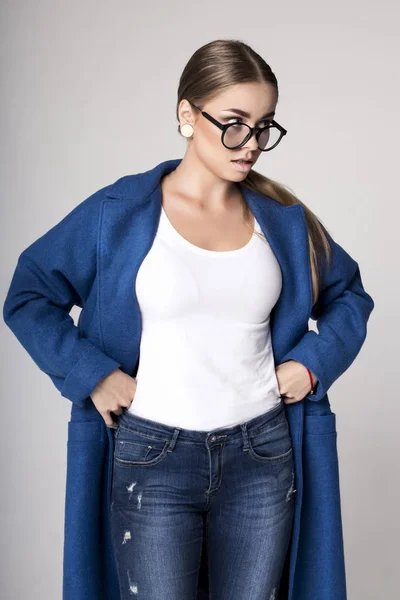 Vrouwelijke Model dragen van stijlvolle, modieuze kleding — Stockfoto