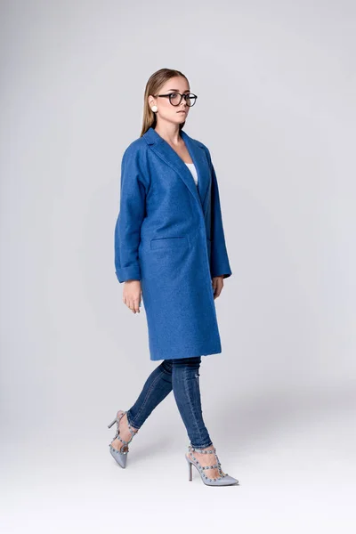 Foto de estudio de moda de mujer joven y elegante. Abrigo azul. Catálogo de ropa. Lookbook —  Fotos de Stock