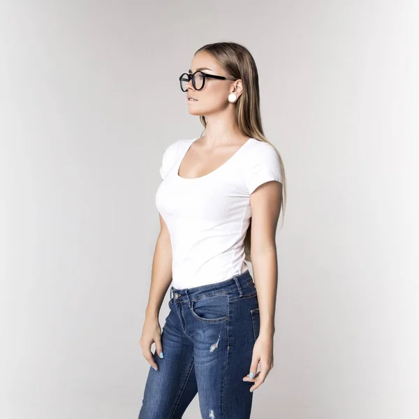 Giovane donna con i capelli biondi in blue jeans. Donna senza trucco. Modella. Ragazza emotiva . — Foto Stock