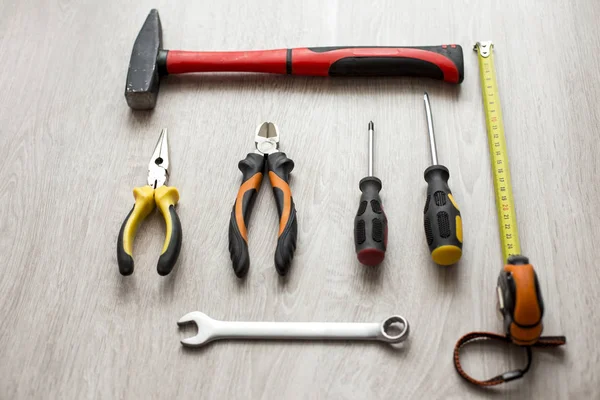 Strumenti di lavoro su fondo in legno. Tempo di riparazione — Foto Stock