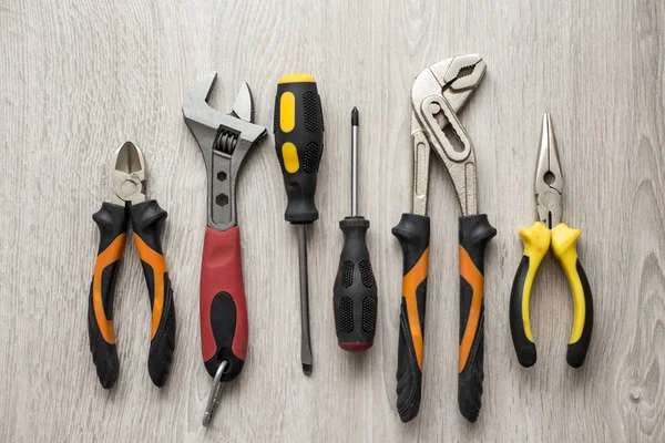 Variedade de ferramentas de reparo na superfície de madeira — Fotografia de Stock