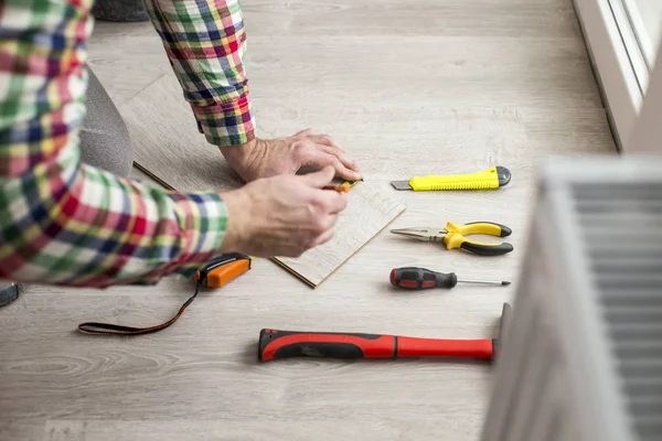 Man's hands. Work puts laminate in apartment — Stock Photo, Image