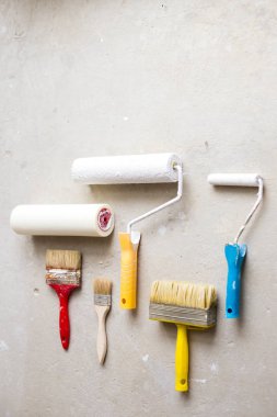 Ahşap arka plan üstten görünüm üzerinde boya fırça seti