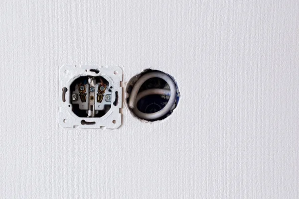 电工安装一个电源插座墙背景 肮脏的电源插座 新电气 — 图库照片