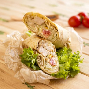 Dürümler et, fasulye ve sebzelerle doludur.