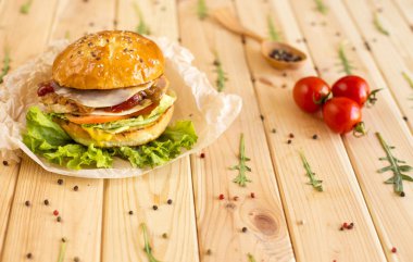 Ahşap zemin üzerine ev yapımı hamburger Close-Up