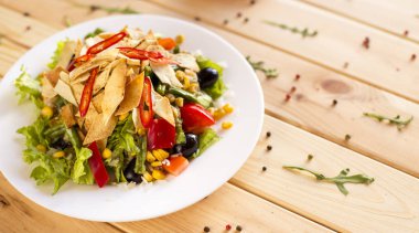 Avokado, siyah fasulye ve Tortilla kruton Meksika salatası