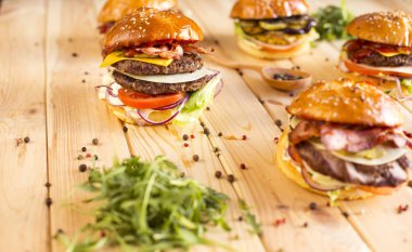Farklı burger closeup ahşap üzerine grup