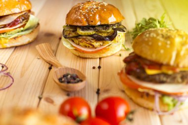 Vejetaryen burger odak bulanık et arasında closeup