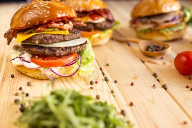 Bir kafede lezzetli büyük burger