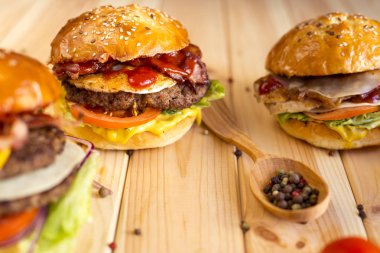 Ahşap arka plan üzerinde bir kafede lezzetli büyük burger