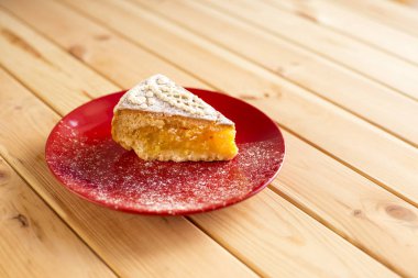 Limon pastasından ahşap arka plan üzerinde